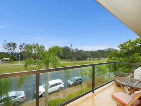 Lawson Beachfront - Southport Accommodation 1