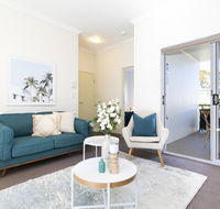Light bright and spacious unit close to beaches - Southport Accommodation