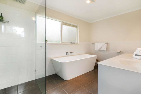 Lighthouse Cottage - Southport Accommodation 0