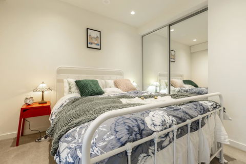 LUXURIOUS RIVERSIDE RESORT STYLE APARTMENTPOOLSPAGYMROOFTOP WITH CITY VIEWS - Southport Accommodation 1