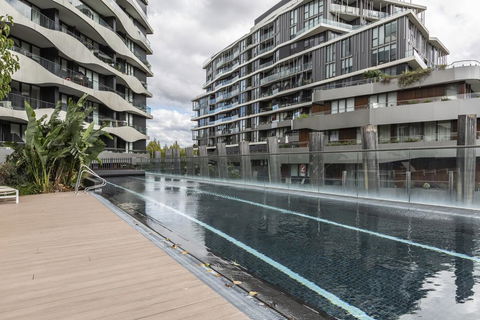 LUXURIOUS RIVERSIDE RESORT STYLE APARTMENTPOOLSPAGYMROOFTOP WITH CITY VIEWS - Southport Accommodation 2