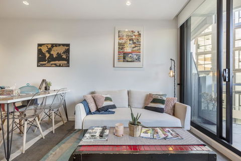 LUXURIOUS RIVERSIDE RESORT STYLE APARTMENTPOOLSPAGYMROOFTOP WITH CITY VIEWS - Southport Accommodation 0