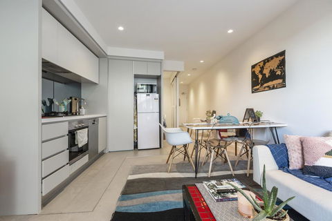 LUXURIOUS RIVERSIDE RESORT STYLE APARTMENTPOOLSPAGYMROOFTOP WITH CITY VIEWS - Southport Accommodation 3