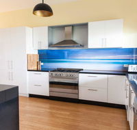 Luxurious Waterfront 10 minutes drive to Phillip Island sleeps 12 - Southport Accommodation