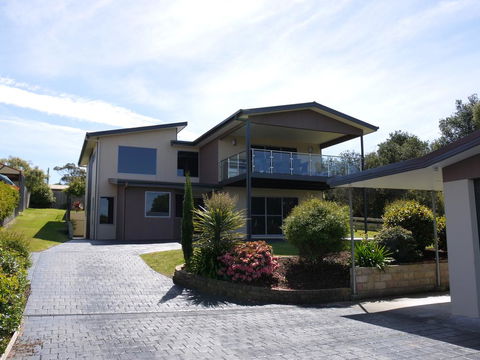 Luxury Near Old Pier Beach - Southport Accommodation 1