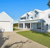 Middle Rock Beach House - Beach Front Lake Cathie - Southport Accommodation