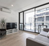 Modern  Bright 2BR Apt- Parking WIFI Pool  Gym - Southport Accommodation