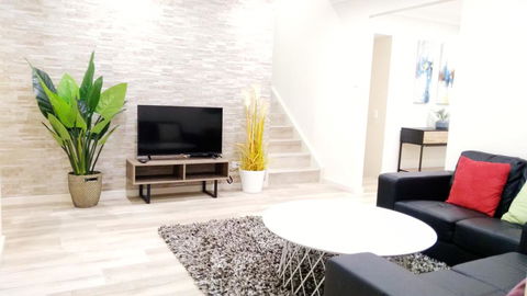 Modern 4-Bedroom House On Cunningham Near Singleton CBD Hunter Valley - Southport Accommodation 0