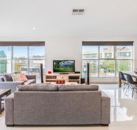 Modern Unit With Balconies Near Melbourne Airport - Southport Accommodation