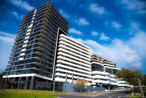 Modern, Clean, Luxury At The Right Price..... - Southport Accommodation 0
