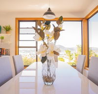 Moonah House-10 mins to CBD  MONA 4BR 2 BATH great view park 3 cars sleep 11 king bed en-suite - Southport Accommodation