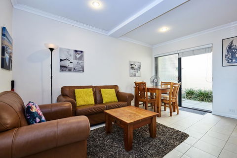 Fremantle Townhouse U/5 - Southport Accommodation 3