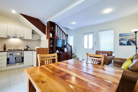Fremantle Townhouse U/5 - Southport Accommodation 2