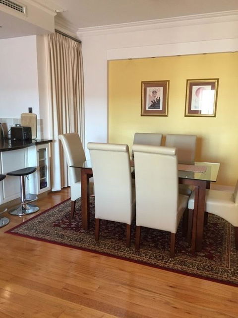 West End District Apartments - Southport Accommodation 25