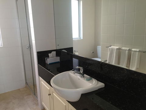 West End District Apartments - Southport Accommodation 12
