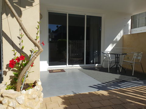 Stirling Apartments - Studio 1 - Southport Accommodation 7