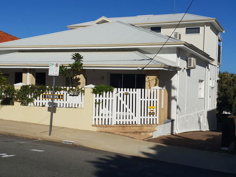 Stirling Apartments - Studio 1 - Southport Accommodation 2