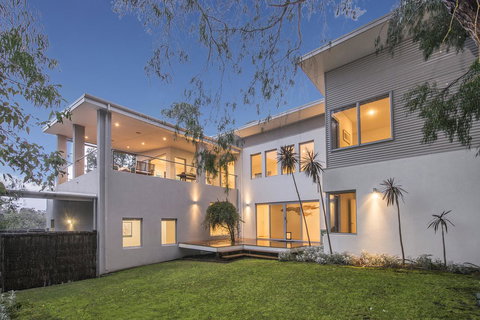 Calm Waters - Southport Accommodation 0