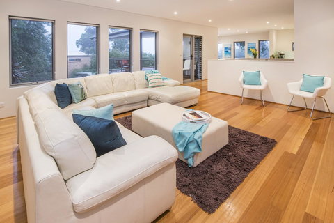 Calm Waters - Southport Accommodation 15