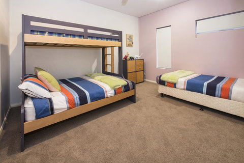 Calm Waters - Southport Accommodation 19