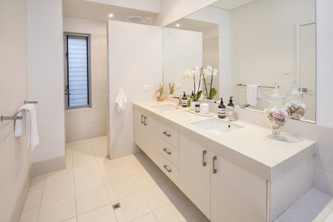 Calm Waters - Southport Accommodation 20