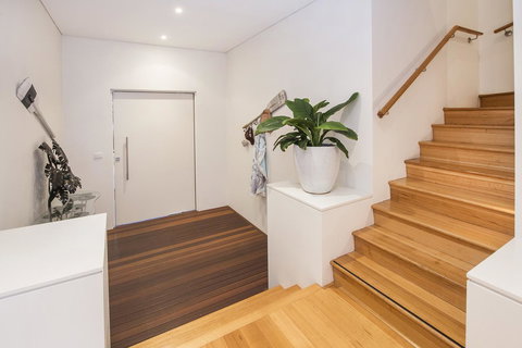 Calm Waters - Southport Accommodation 25