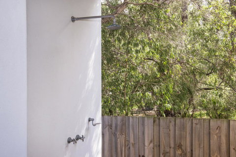 Calm Waters - Southport Accommodation 11