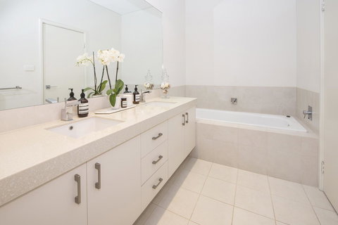 Calm Waters - Southport Accommodation 16