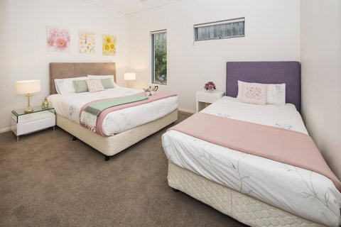 Calm Waters - Southport Accommodation 14