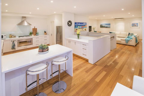 Calm Waters - Southport Accommodation 18