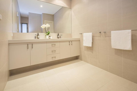 Calm Waters - Southport Accommodation 3