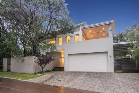 Calm Waters - Southport Accommodation 1