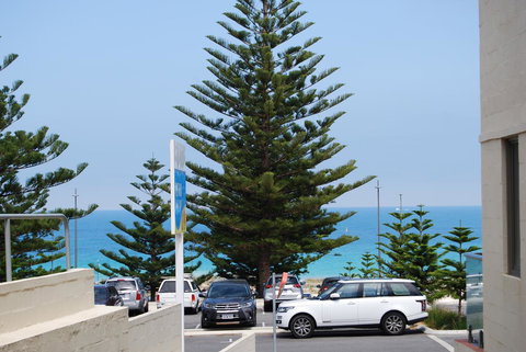 Absolute Beachfront Scarborough - Accommodation Southport 7