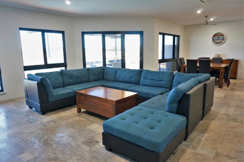 27 Corella Court - Southport Accommodation 7
