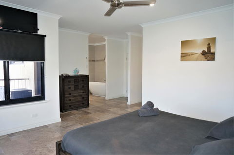 27 Corella Court - Southport Accommodation 20