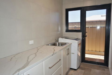 27 Corella Court - Southport Accommodation 15