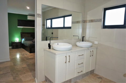 27 Corella Court - Southport Accommodation 21