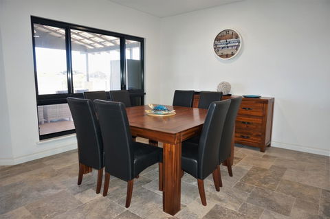 27 Corella Court - Southport Accommodation 5
