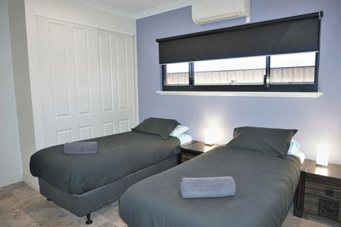 27 Corella Court - Southport Accommodation 8