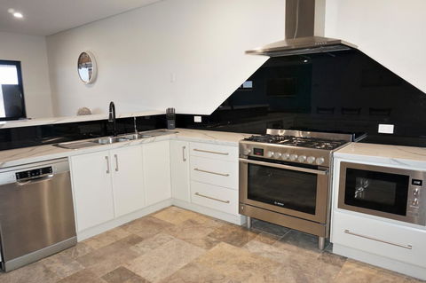27 Corella Court - Southport Accommodation 4