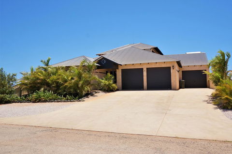 27 Corella Court - Southport Accommodation 1