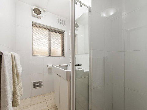 Rosalie 02 - Southport Accommodation 14