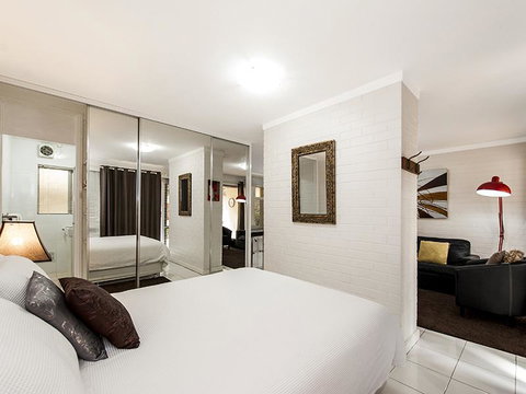 Rosalie 02 - Southport Accommodation 11