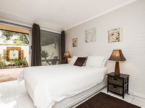 Rosalie 02 - Southport Accommodation 12