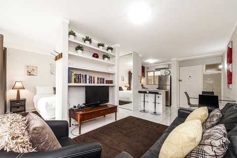 Rosalie 02 - Southport Accommodation 0