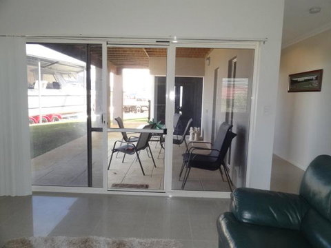 Acaciabnb - Accommodation Southport 4