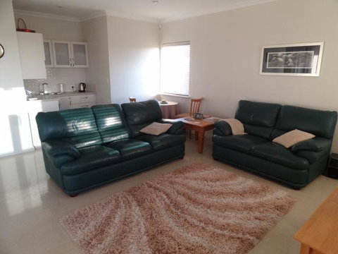 Acaciabnb - Accommodation Southport 8