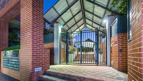 Subiaco Emporium Apartment - Southport Accommodation 8