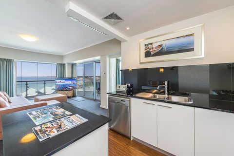 A 406 FANTASTIC OCEAN BEACH And MARINA VIEW APT - MANDURAH - Southport Accommodation 18