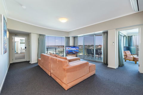 A 406 FANTASTIC OCEAN BEACH And MARINA VIEW APT - MANDURAH - Southport Accommodation 0